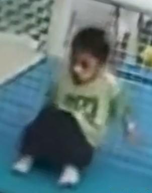 四岁孩子因蹦床上喝奶茶窒息而没了,争论“谁之过”能避免下一个悲剧吗?一个才三