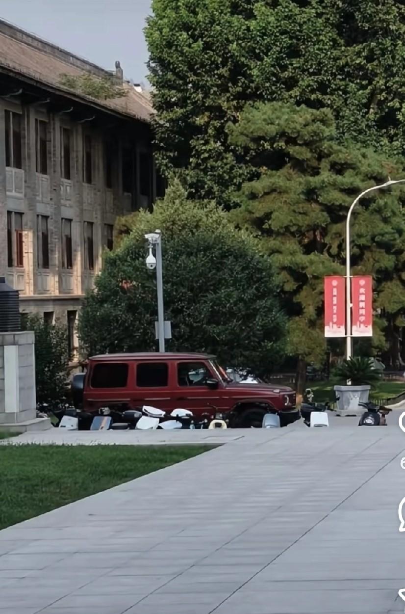 王楚钦开着大G去北大报到了。看到王楚钦，大家说真的是小说一样的人生，偶像剧照进