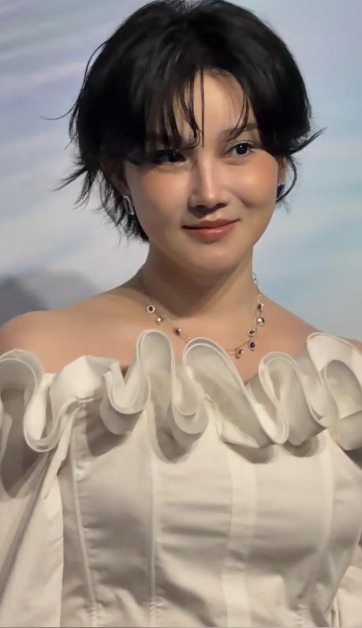 陈小纭的脸咋变成这样了陈小纭是娱乐圈为数不多公开承认动过脸的女明星，光是整骨就