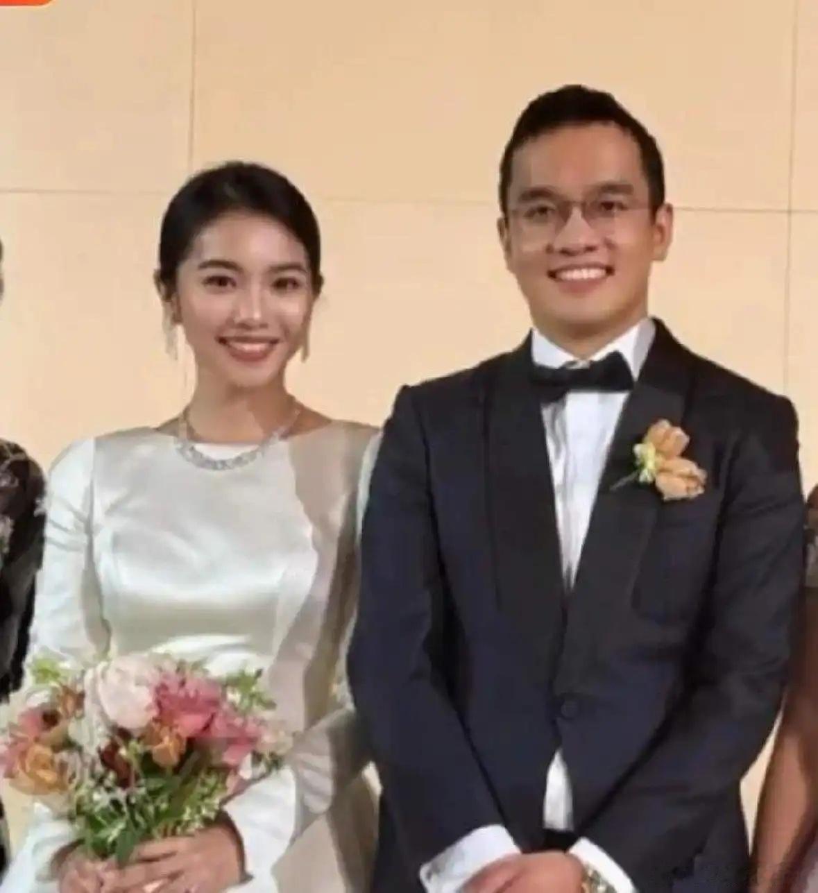 31岁周大福儿媳黄中流畅现身奚梦瑶婚礼，低调到合影才被认出，网友赞：刚嫁豪门就这