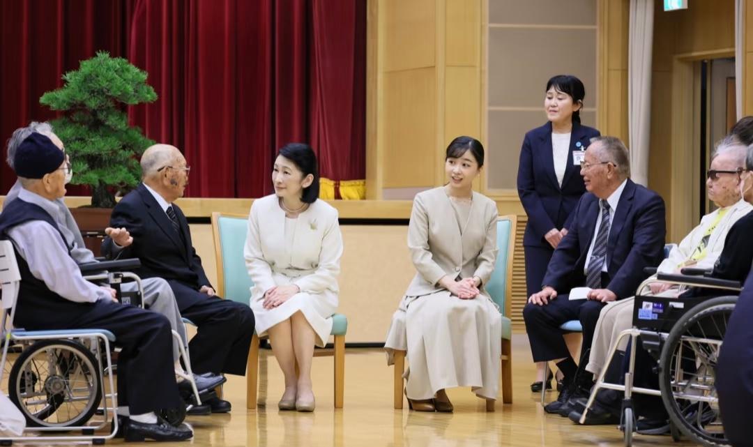 10月3日，秋筱宫纪子妃和佳子公主访问一个疗养院画面中秋筱宫纪子妃穿白色无领上