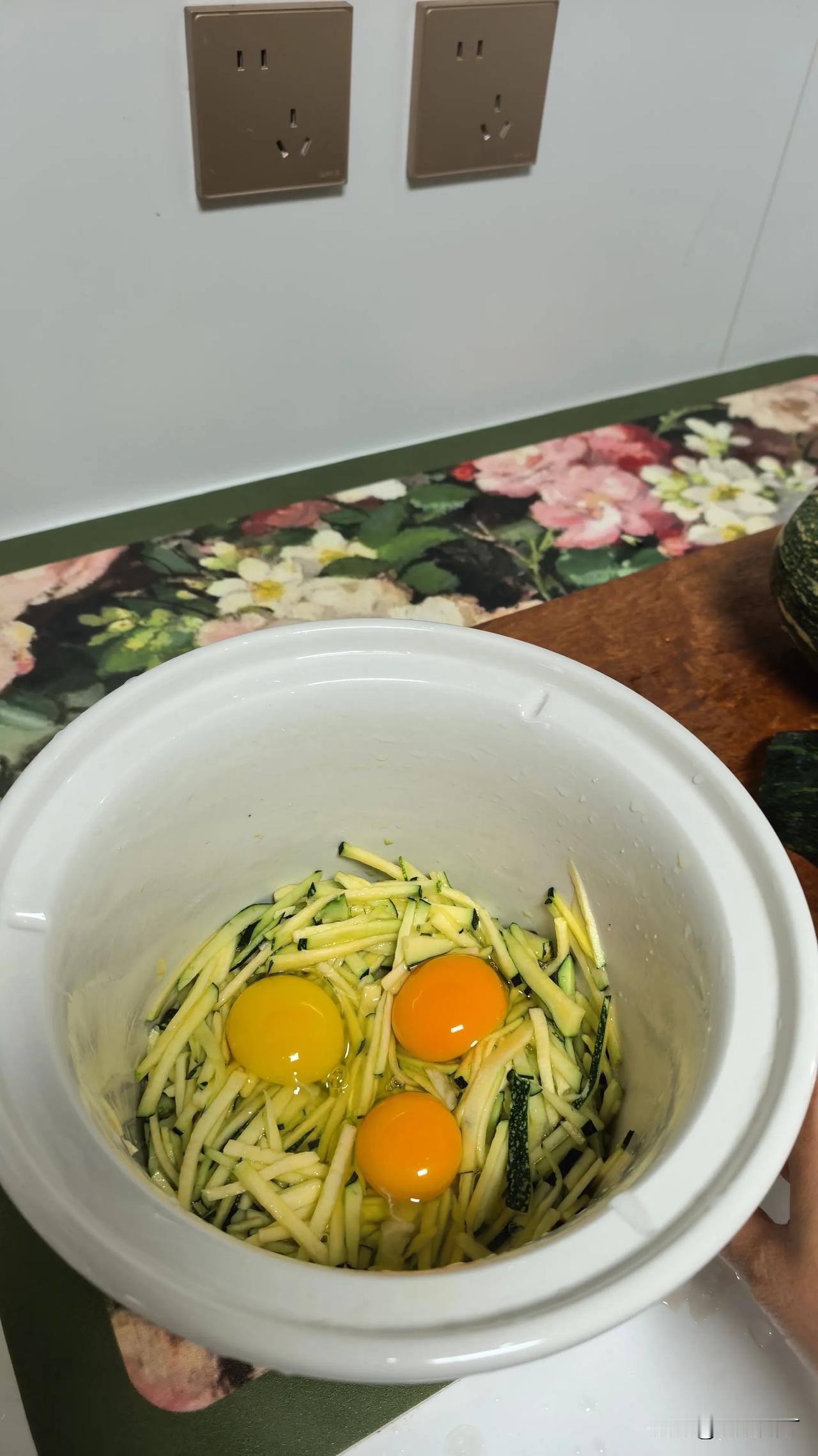 老家老友给我带来了她自己种的嫩南瓜，不想被孩子他爹糟蹋了，那就我亲自动手来糟蹋哈