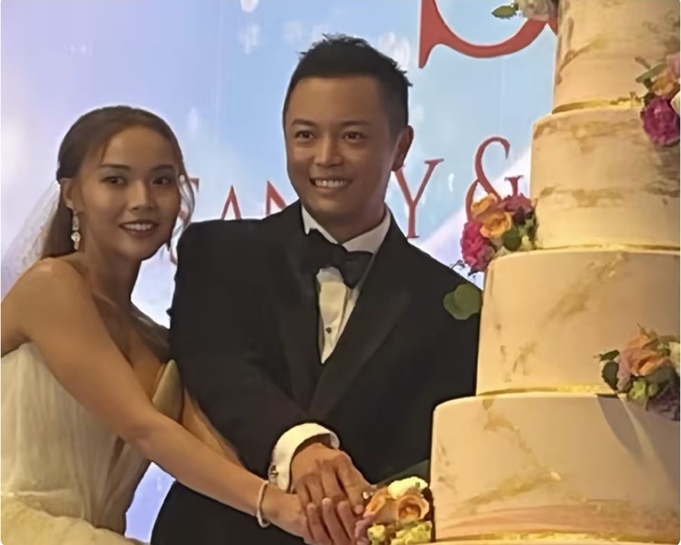 恭喜！TVB前知名女星正式结婚，戴十几个黄金手镯风光出嫁