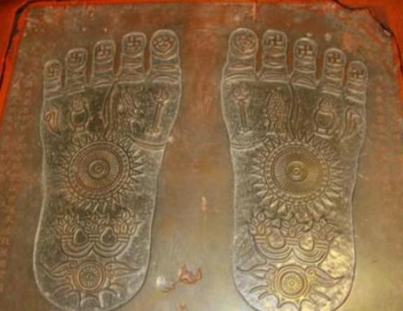 20年前，陕西铜川老乡清理乱石堆，无意间发现一块石头上，深陷一双巨大脚印。当人们