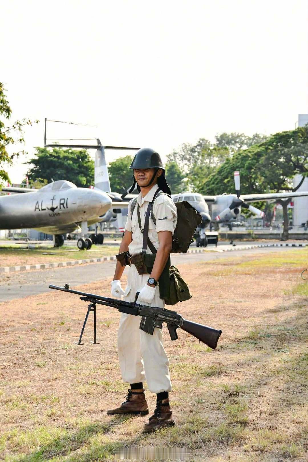 #兵器影像#印尼军服爱好者COS1953年印尼海军陆战队的单兵装备。小细节有传统的KNILM34头盔