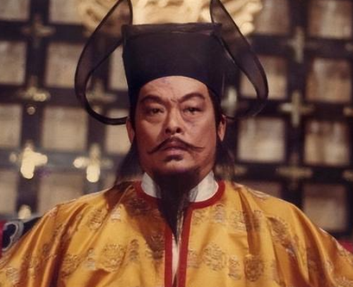 公元950年，一支悍军风卷残云般杀入京城，太后李三娘惊慌失措，以为大祸临头。可眼