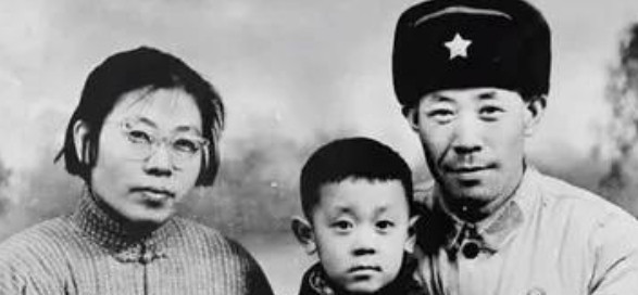 姜文母亲和他的关系一直不好，她从不正眼看姜文，甚至于不看他拍的电影，不住他买的房