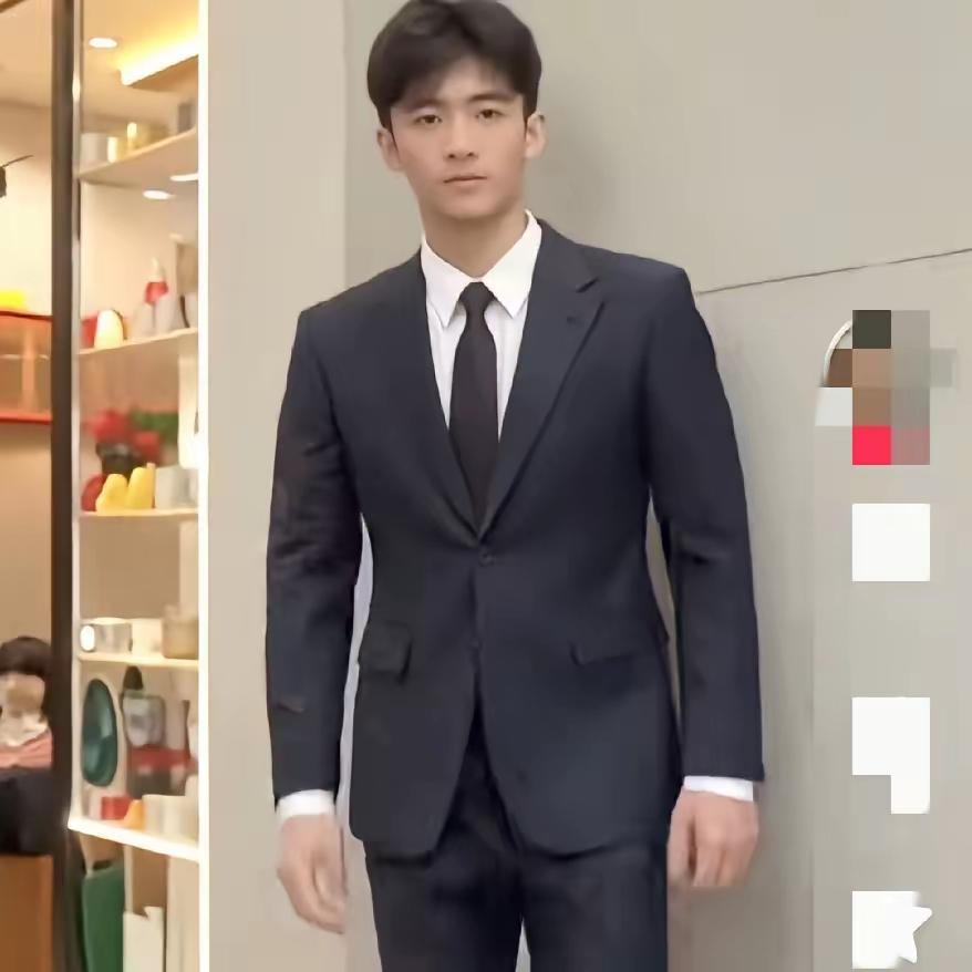 唉，张柏芝这次是算栽了。整个人都崩溃的不行，被小人暗算了，这件事对于她来说，真