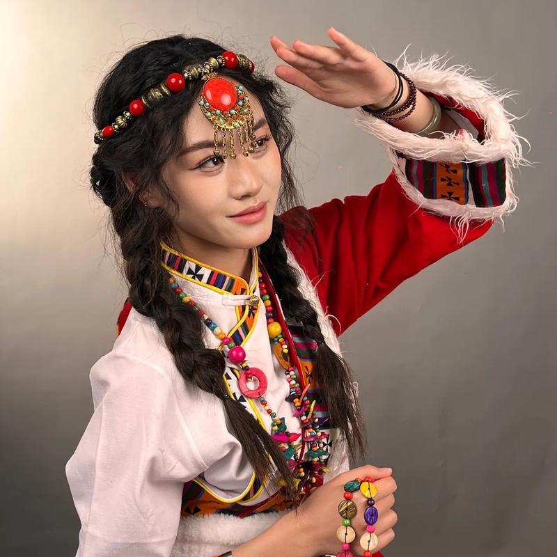 1959年，解放军战士冲进西藏大贵族索康·旺清格勒的庄园，撬开那几间上百年都没人