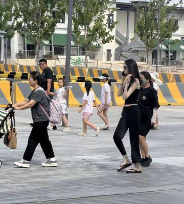 何穗走在阿那亚，气质出众，肤白貌美大长腿，不愧是超模！