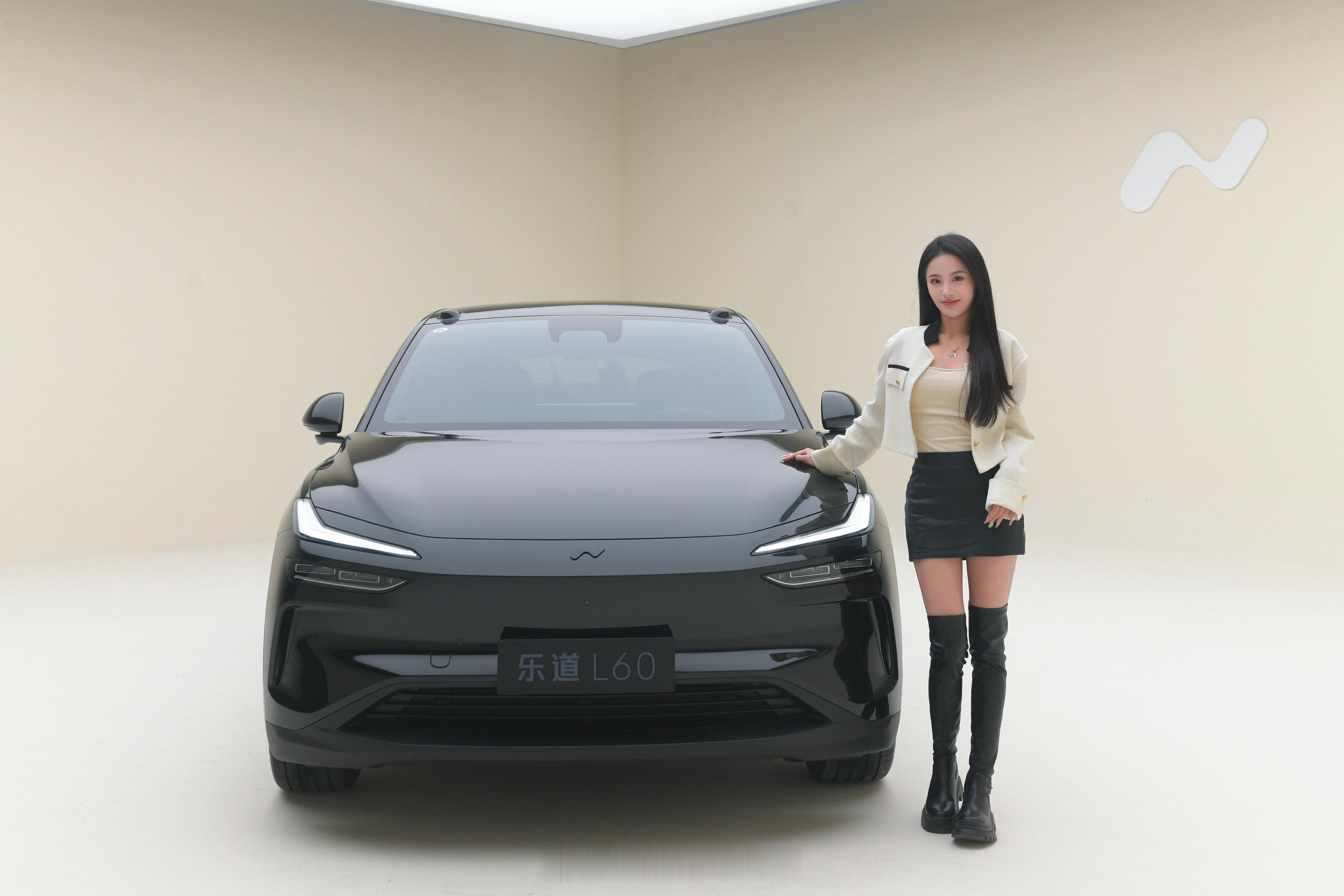 昨天摄影师拍的照片出来了～各位觉得乐道L60黑骑士版本酷不酷！第一次和美女合影还