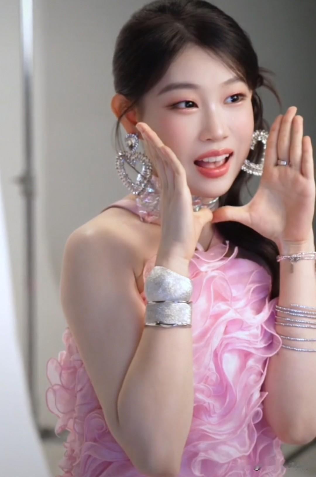 沈佳润美美工作的一天[大笑][大笑][大笑]我突然觉得……她其实代言miumiu