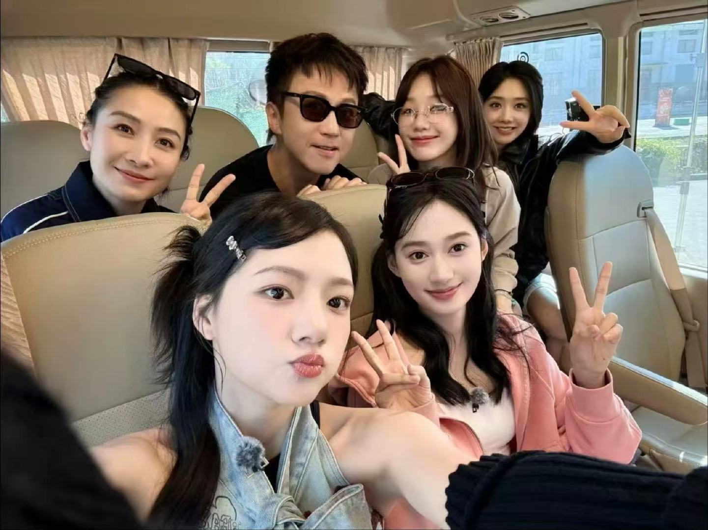 邓超五哈被美女包围邓超被美女包围邓超五哈被美女包围，晒合照说新阵容