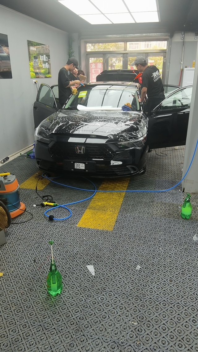 哪位大神知道十一代雅阁前拖车钩在哪里？