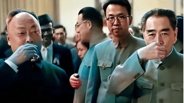 1961年，陈毅和周恩来在饭店吃酒，陈毅正放纵地畅饮之时，突然被人狠狠地踩了一脚