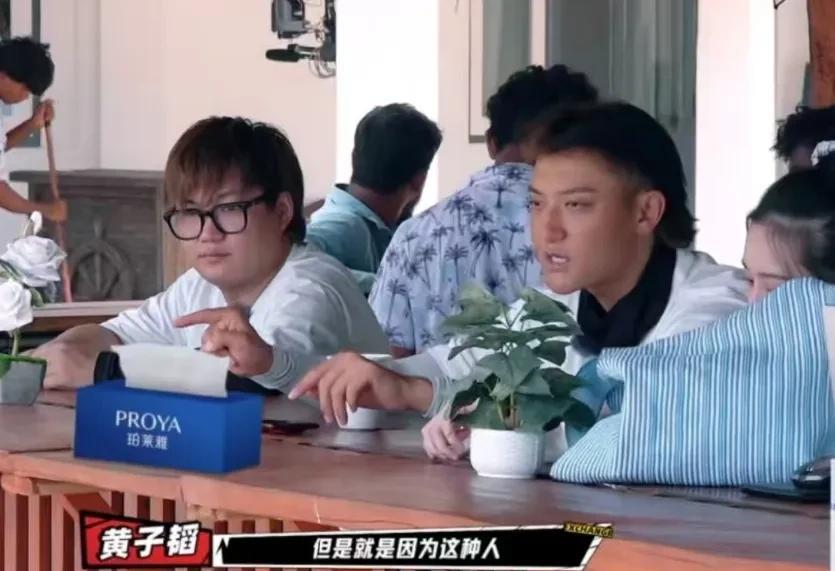 黄子韬在教育好兄弟AK时，徐艺洋在一旁帮腔，黄子韬不耐烦的打断徐艺洋：“咱们俩不