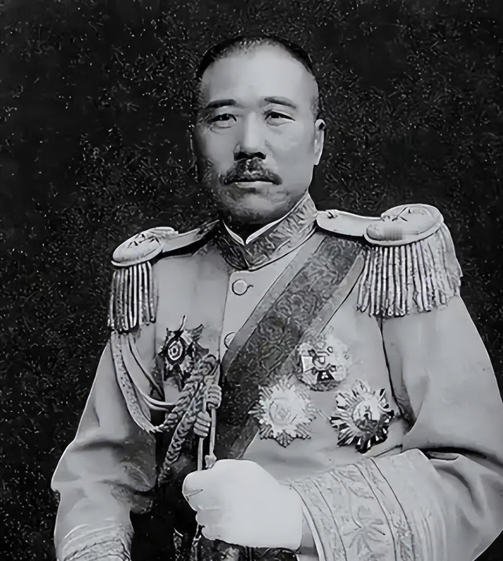 1923年，张宗昌小妾生病，请来名医施今墨。施今墨刚要写药方，却突然停下。张宗昌