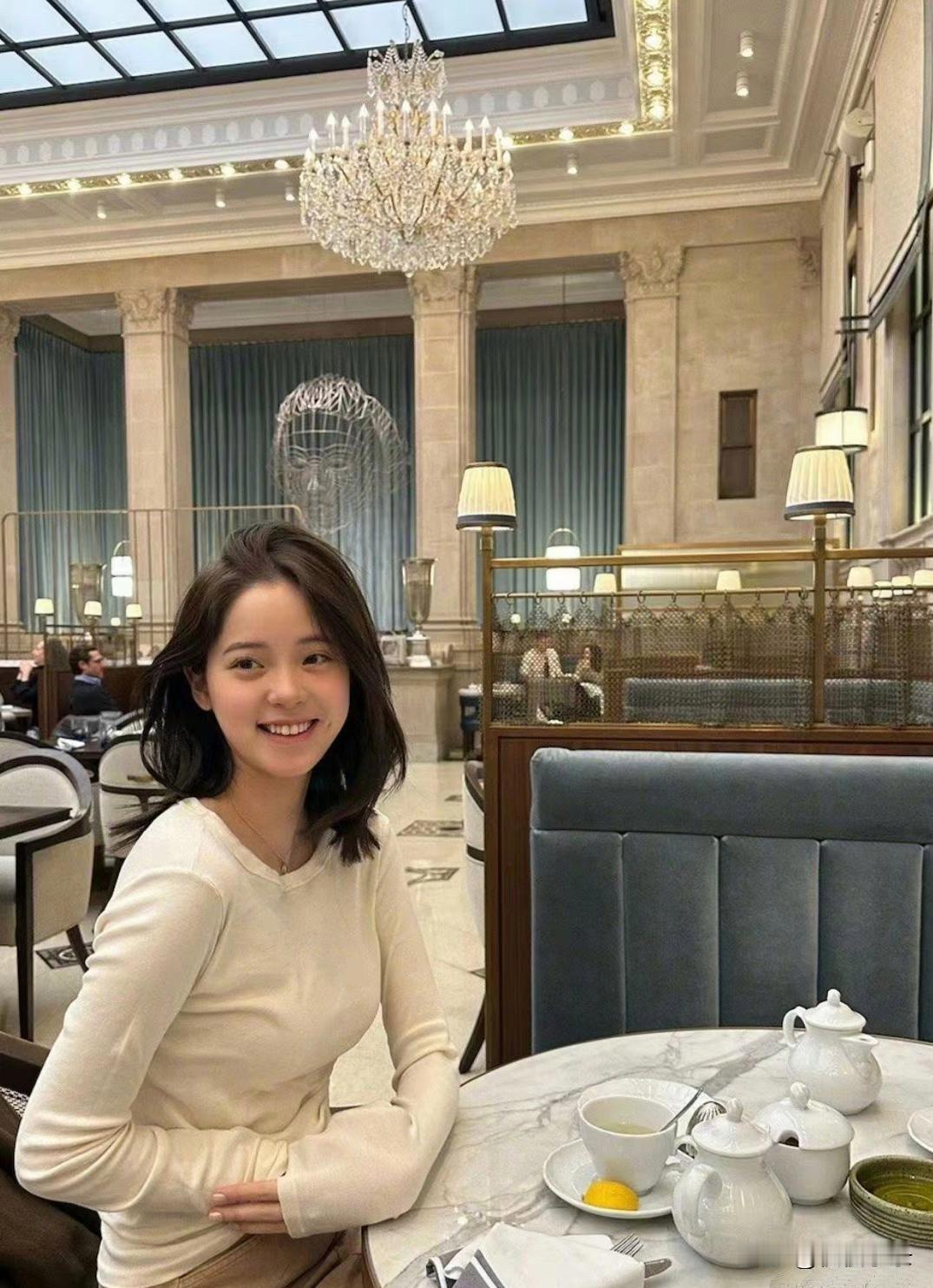 欧阳娜娜本人啦，童颜不老超显嫩，还有可爱小酒窝，辨识度超高，娱乐圈独特存在！[赞