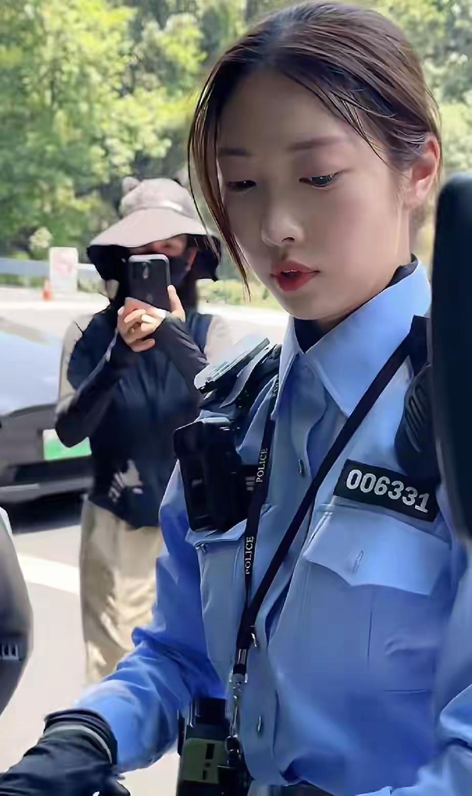 全国辅警纯数字警号的，也就只有杭州了吧！图中这位小姐姐，臂章上清楚的写着杭州市