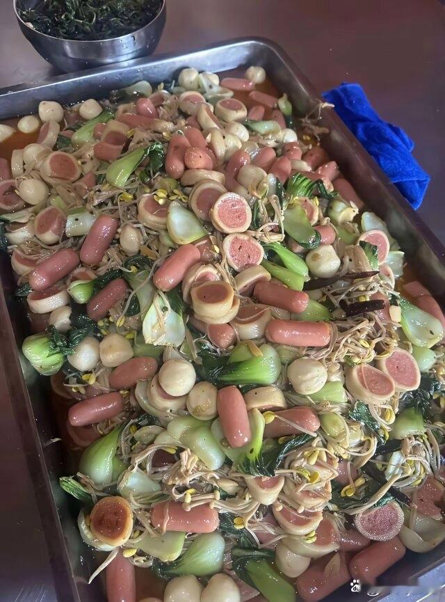 幼儿园的饭菜就这样，但是小孩很爱吃，怎么办？