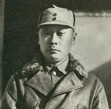 1938年，新四军司令陈世俊去买烟。结账的时候，他不经意看了一眼看店老头的手腕，