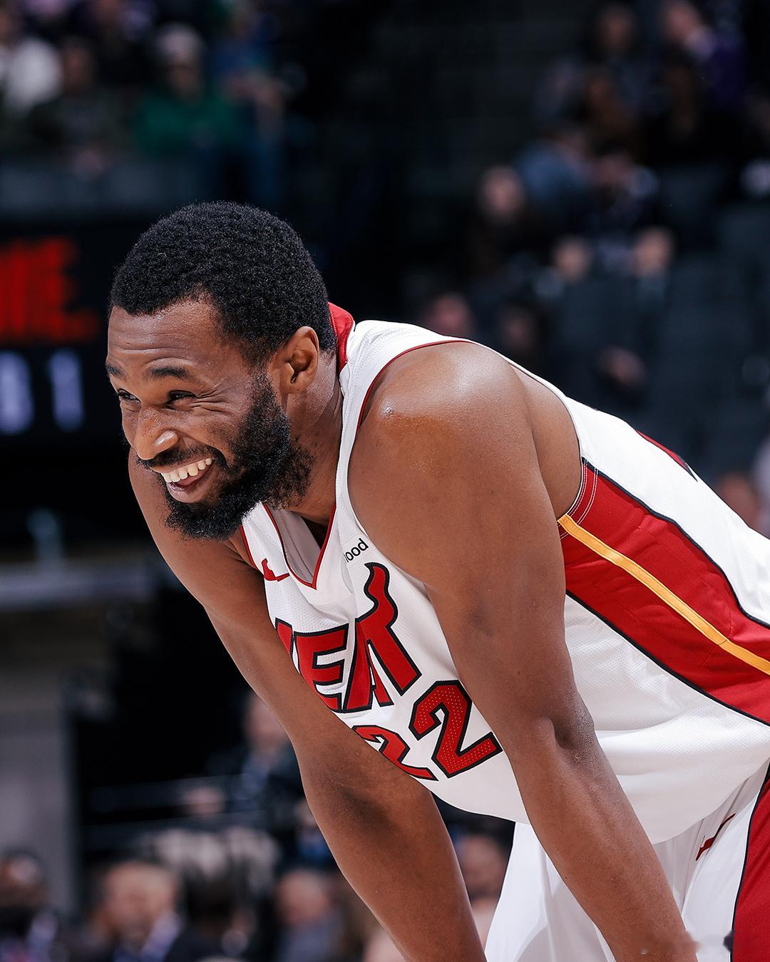 维金斯为什么“上半场还行、下半场消失”？一、进攻定位问题：他不是“下半场会被喂球