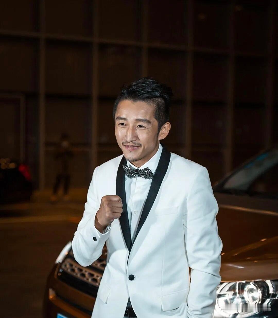 王宝强是被人从背后捅了一刀，拔出来养好伤还能打；邹市明是被人慢慢捆住手脚，连