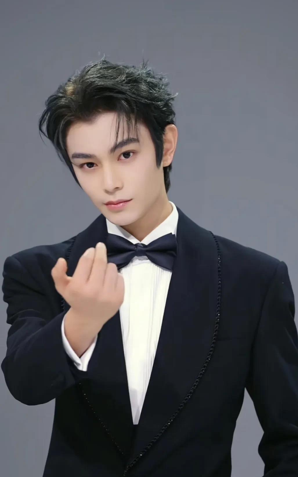 我天！现在的就业形势这么卷了，连演员丁禹兮都开始跑去做男团了！前一段