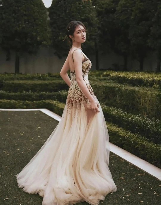 李兰迪蕾丝吊带裙李兰迪的这款浅蓝蕾丝吊带长裙尽显法式复古风情，她穿上后仿佛是从法