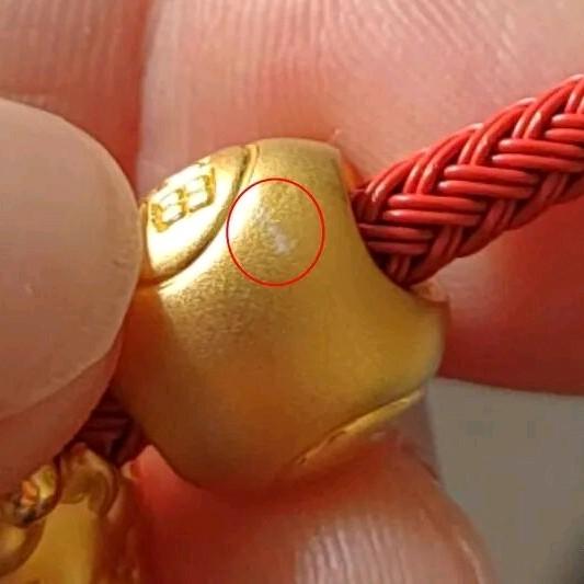 朋友以前做过金店柜姐她不客气的说，这个手链的问题她算是看明白了，这个顾客买的