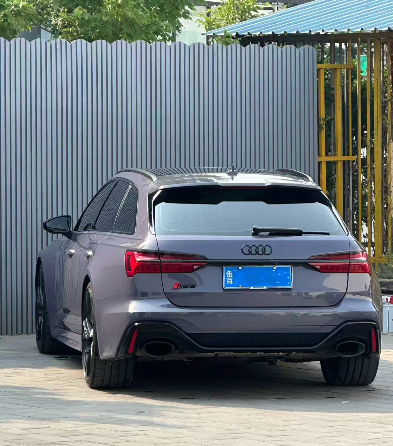 店里兄弟说回来给我个惊喜：又来一台寄售的Rs6车主非常期待我的节目并坚信岳子一