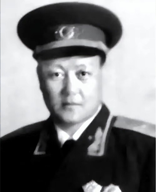 1949年，解放军师长刘炳彦去北京饭店吃饭，突然看到一个服务员举止异常，还有些眼