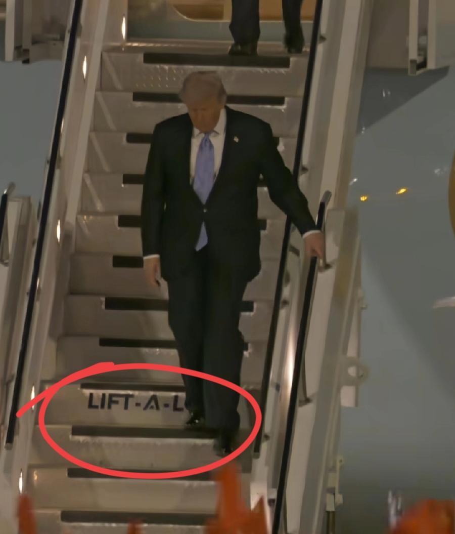 普京与特朗普专机，抵华出舱舷梯不一样！美国空军一号，自带没有棚的舷梯，上面有英文