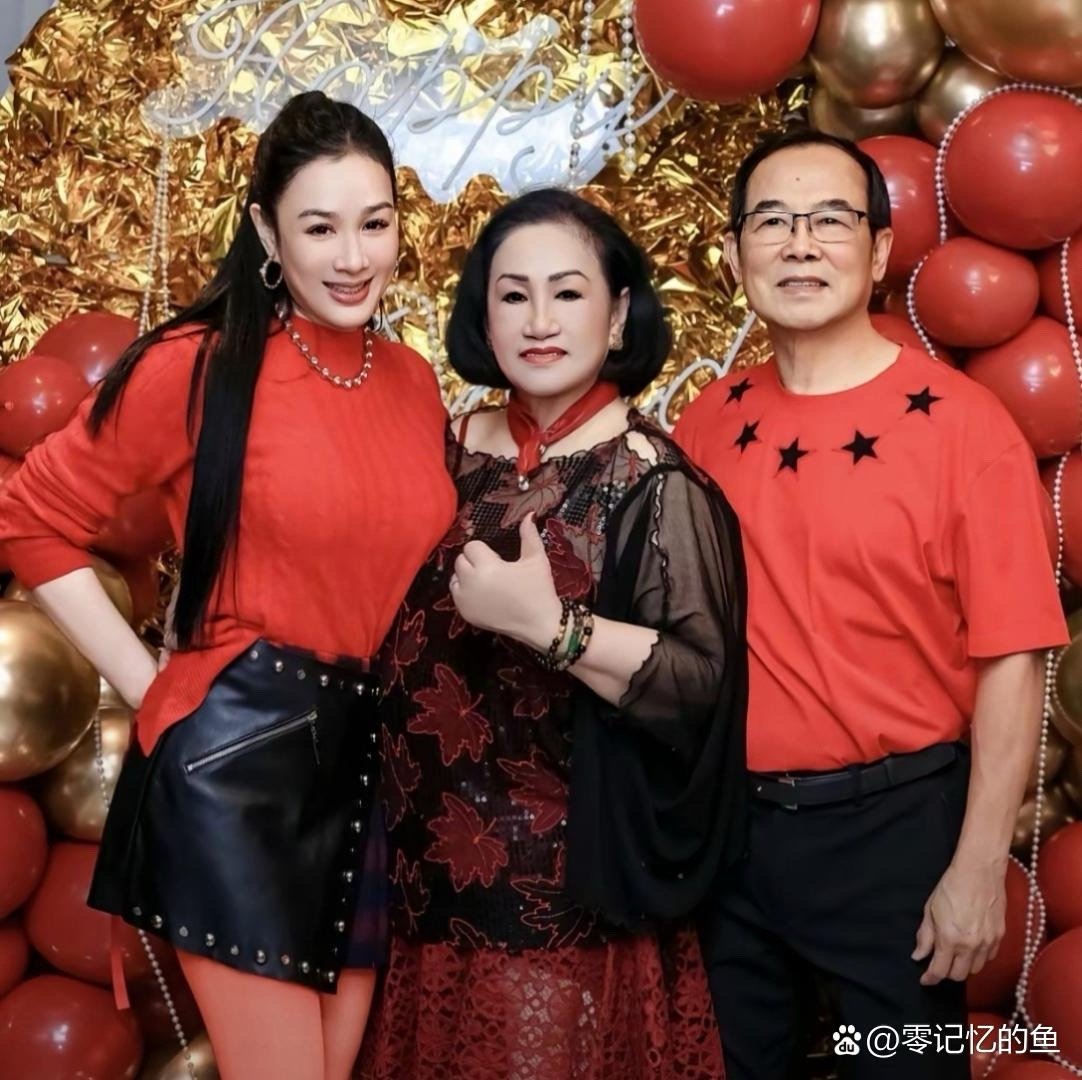 钟丽缇与父母同框，妈妈的颜值气质也太绝了！优雅大气，温婉动人，比女儿还要亮眼，基