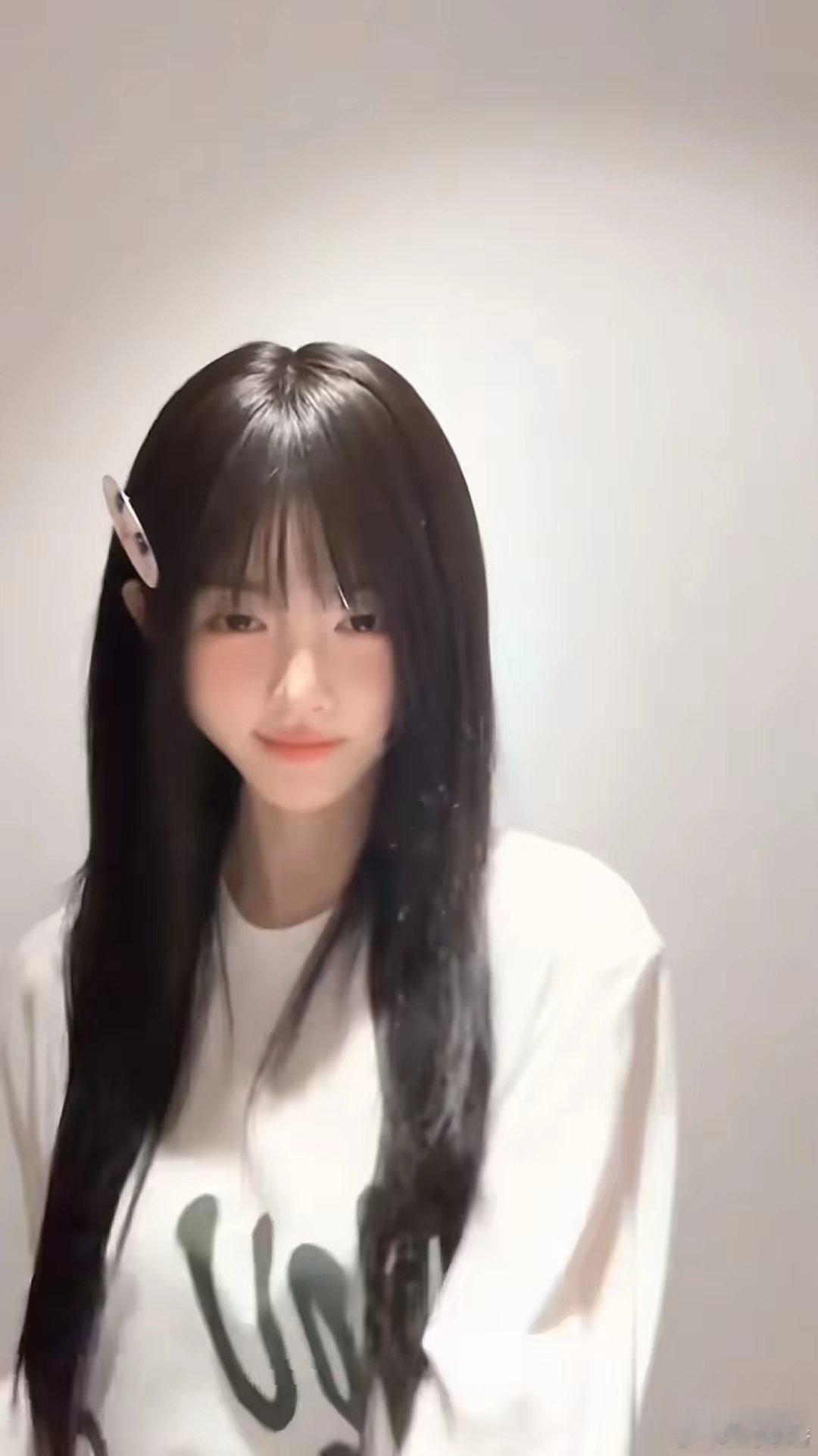 鞠婧祎最新穿搭：直发+卫衣，减龄又可爱，30岁美得像小姑娘​​​