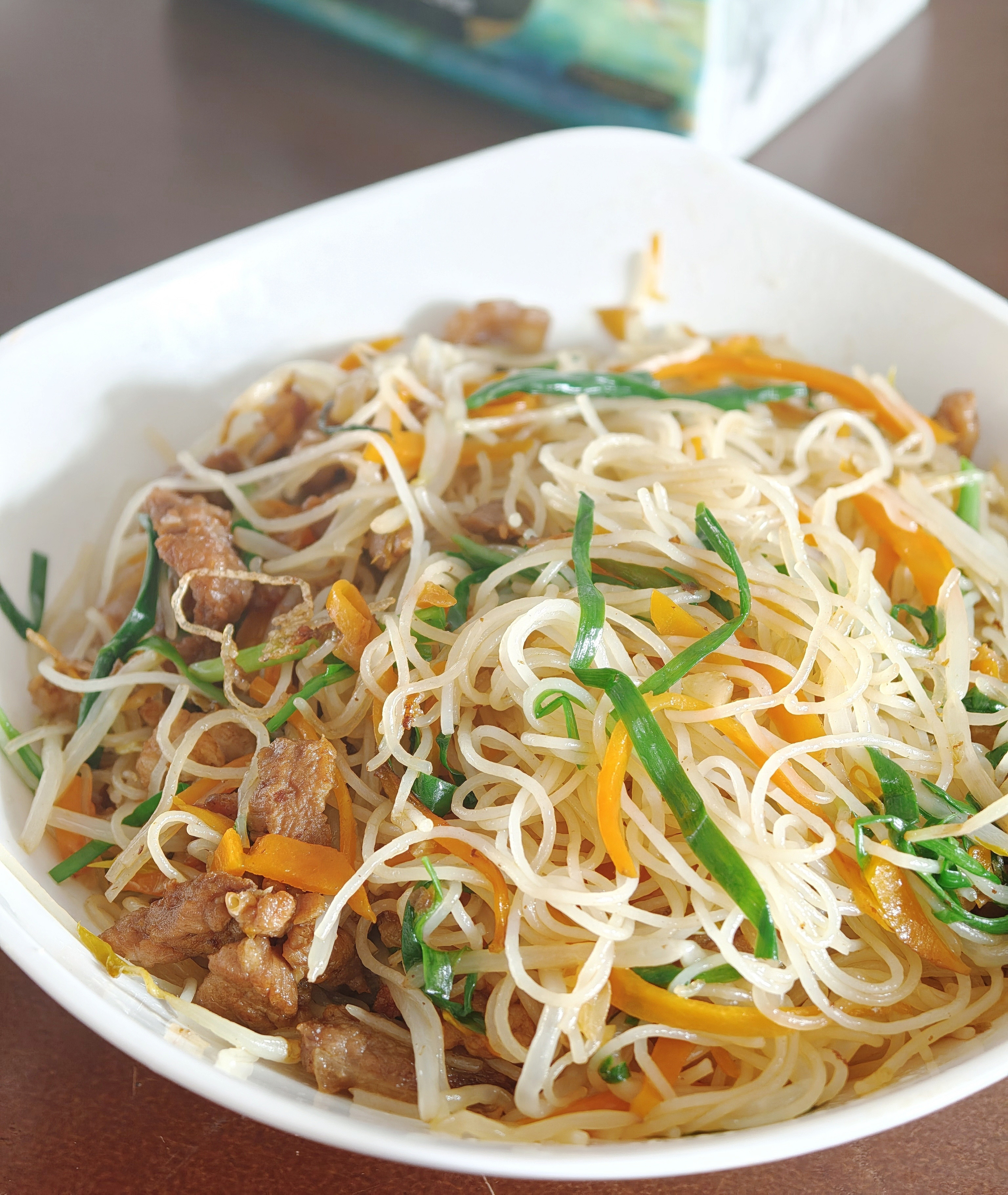 中午吃我妈做的炒粉！这是她第一次炒这种细圆粉，外形有点像粉丝，但口感要更软糯。粉