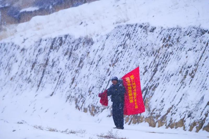 1949年，青海牧民黄永和得知西宁解放，立刻起身前往湟中，一把抓住县委书记的胳膊