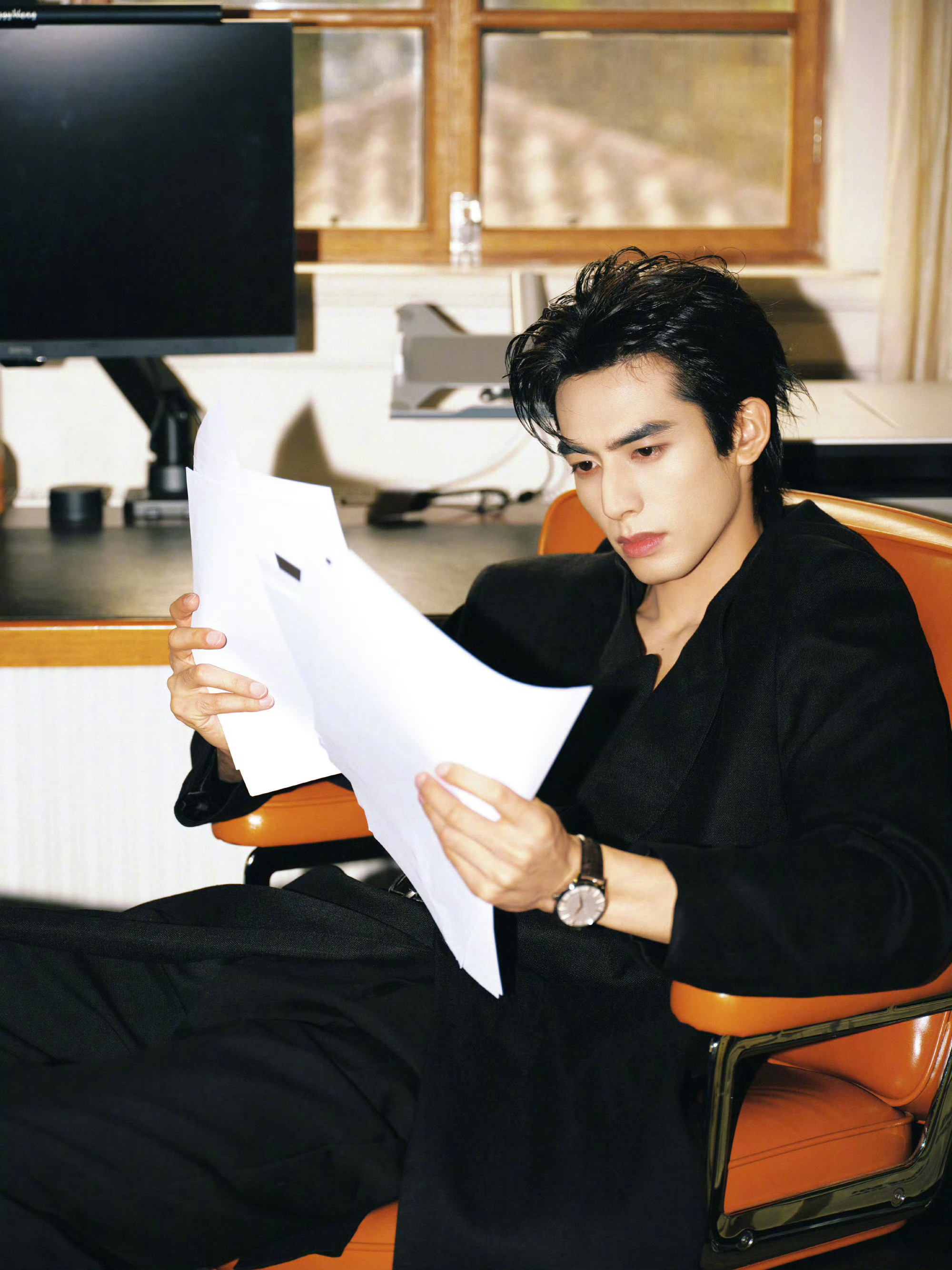 王玉雯拿到了宋威龙的应援登机牌哈哈哈哈哈哈王玉雯这反应也太真实了叭！突然拿到宋威