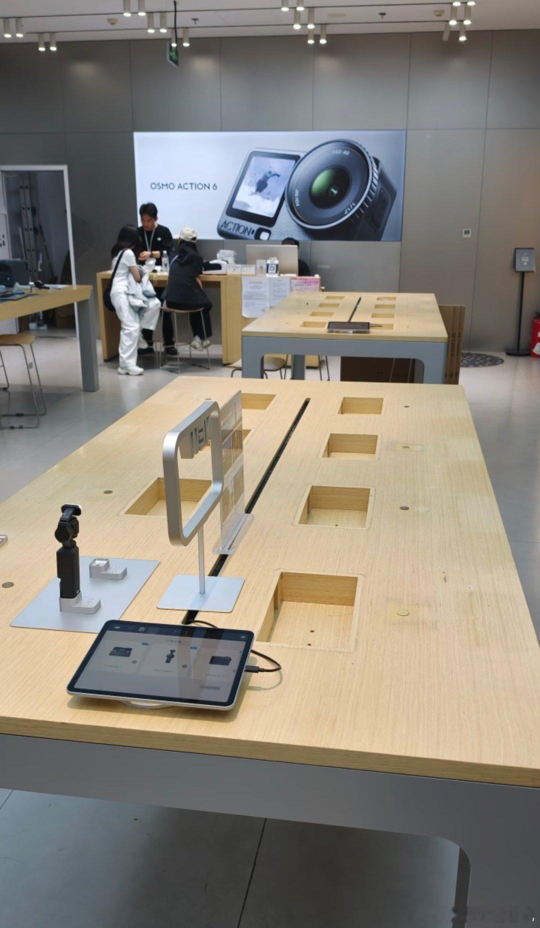 北京大疆把无人机全撤了，网友拍摄的北京大疆店铺现状，新规来临之前，店里就把小飞机