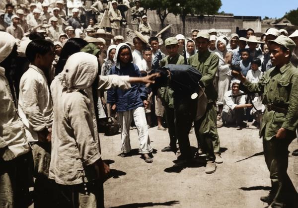 抗战时期，华北联合大学的学生们，在街头表演“捉特务”活报剧的场景。作为中国人民