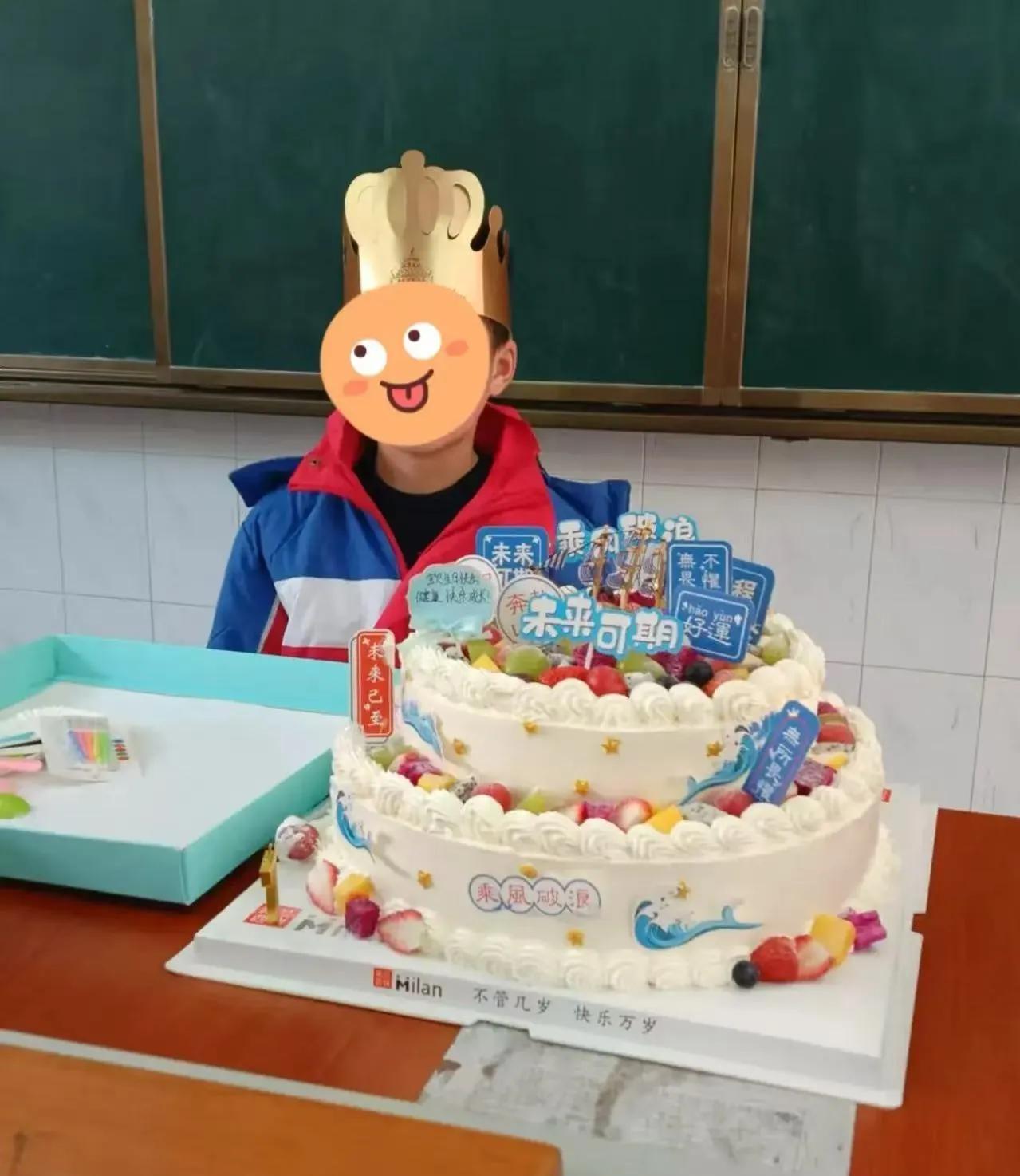 “我给儿子在学校过个生日，怎么就成炫耀了呢？”孩子过生日，女子问孩子想怎么过？孩