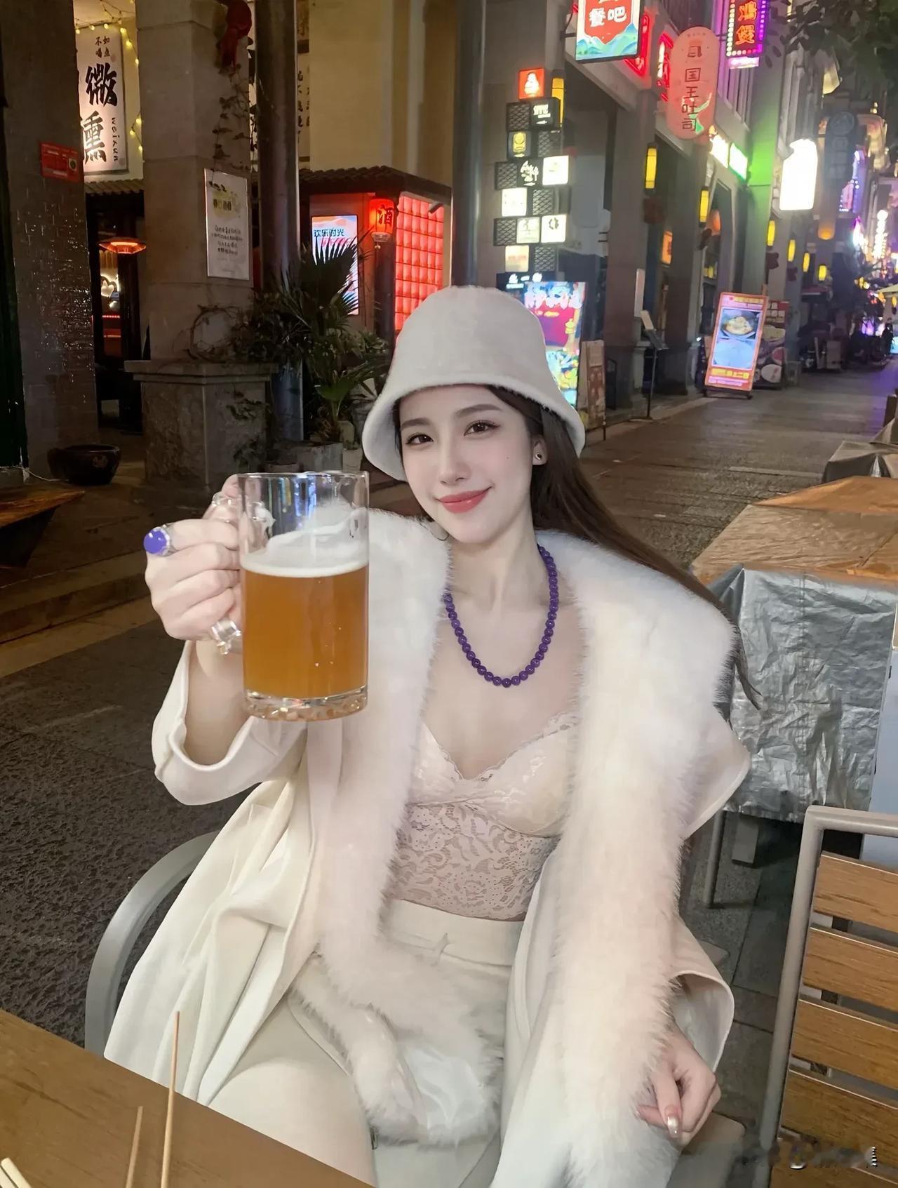 优雅用餐时光，美食与美酒相伴