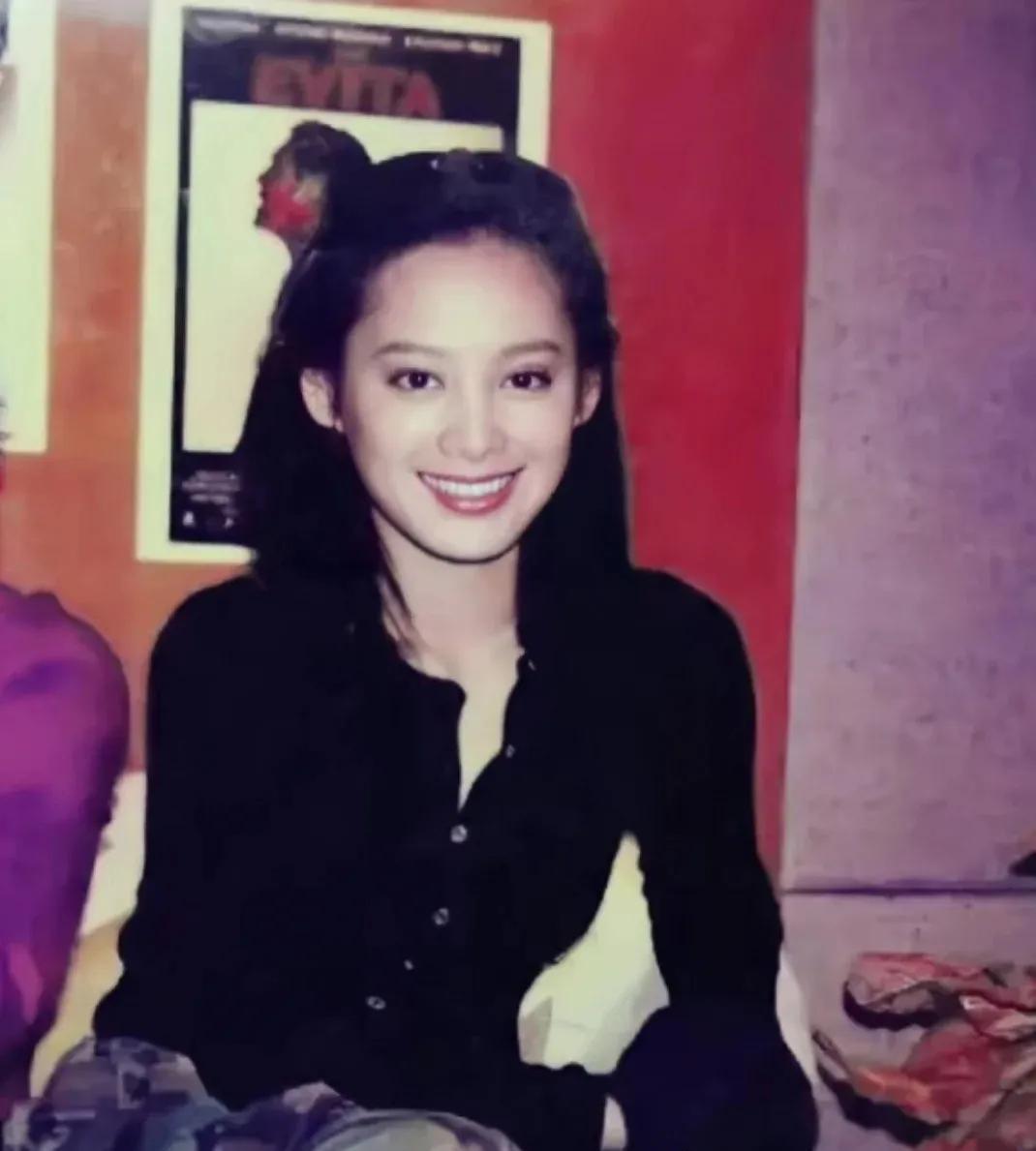 宁静还是出道早了，放现在，这张脸嘎嘎乱杀。#女明星宁静#
