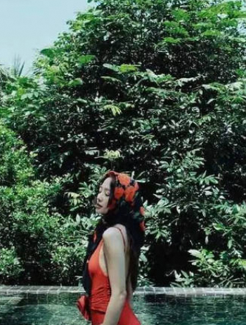 鬼鬼产后首曝女儿全身照穿橙红泳衣秀完美身材