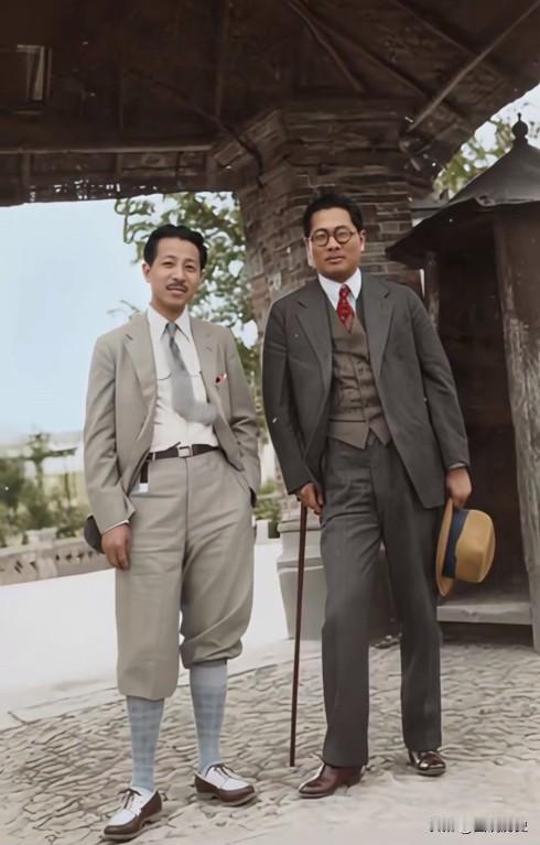 民国四大美男子之一少帅张学良这张珍贵合影拍摄于20年代末，东北军少帅张学良和