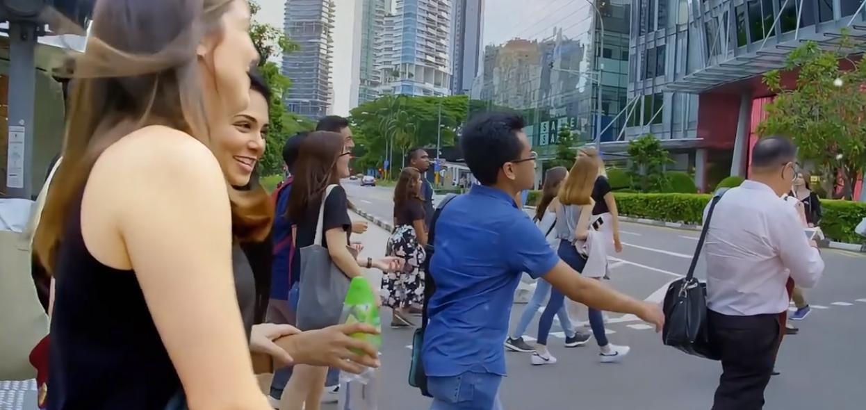 别笑新加坡：被马来西亚一脚踹出门，穷光蛋怎么当上亚洲最富的？1965年8月9