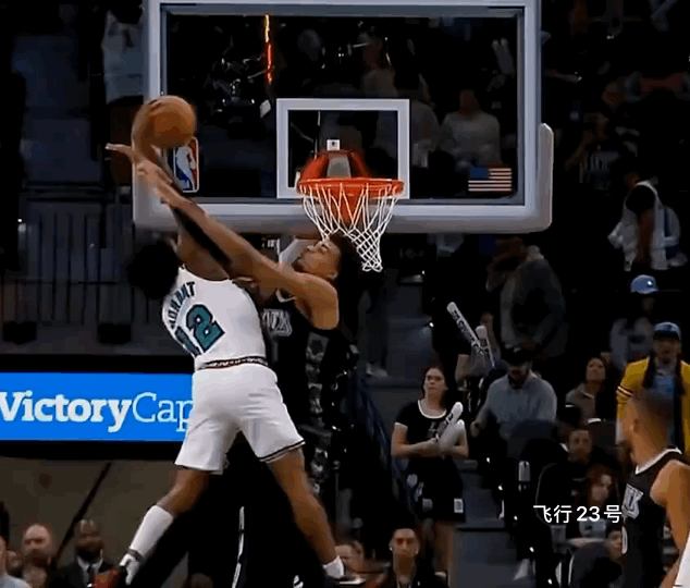 莫兰特正面隔扣文班亚马这是有多震撼！正面隔扣文班亚马，那场面简直炸裂！文班亚马