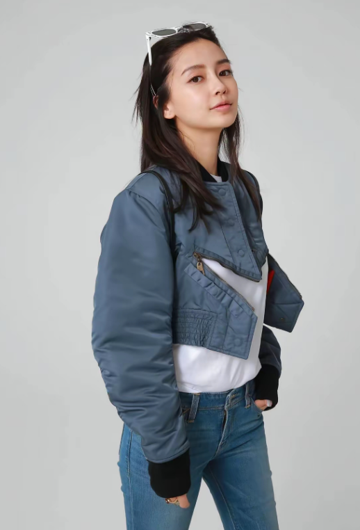 同样是流量花有的靠夸张造型博眼球有的靠大牌堆砌显高级唯独杨颖，总能把基础款穿