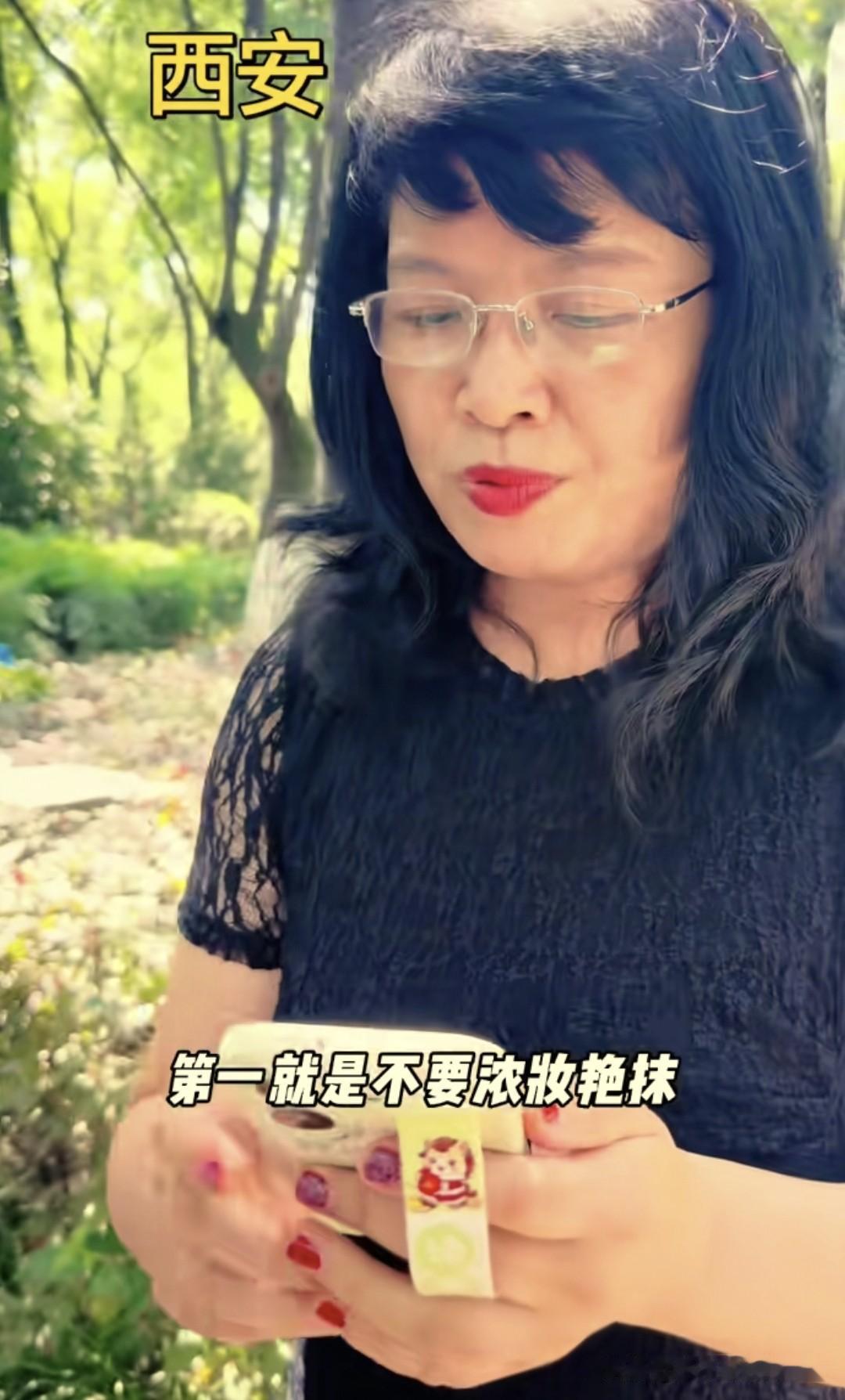 在西安一个相亲角，一位母亲在给儿子找媳妇。有人问她，你对未来的儿媳妇有什么要