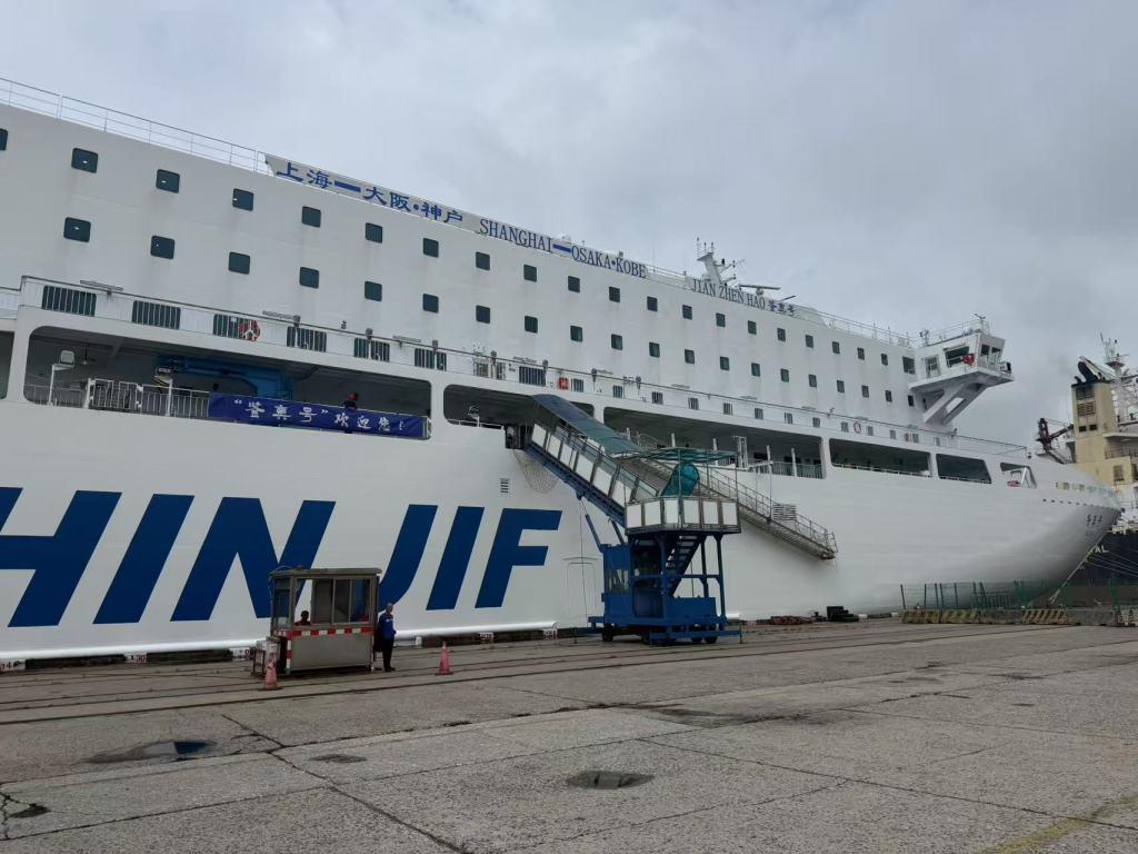 日本接连收到两个“坏消息”，高市早苗第一次这么紧张：两个“坏消息”：一是上海开往